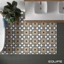 Czarna płytka gresowa Equipe Rivoli Black 20x20 połączona z płytką patchworkową producenta Equipe, kwadratowe umywalki na biały blacie łazienkowym, złota, podtynkowa armatura łazienkowa, półokrągła wanna wolnostojąca