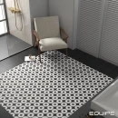 Podłoga łazienki z patchworkowymi płytkami Equipe Rivoli Copenhagen 20x20 oraz czarną płytką producenta Equipe ułożoną jako obwódka, przeszklona kabina typu walk-in , złota armatura łazienkowa na ścianie wnęki prysznicowej