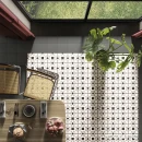 Podłoga jadalni wyłożona płytkami Equipe Rivoli Venecia 20x20, połączenie z czarnymi płytkami producenta Equip jako obwódka