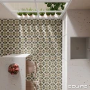 Płytka Equipe Rivoli Cinque 20x20, wyłożona na podłodze kuchni, kolory czarny, brązowy, niebieski oraz błękitny kontrastuje z bielą mebli kuchennych oraz z białą wyspą kuchenną