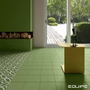 Zielony geometryczny patchwork płytki Equipe Rivoli Bergen Verde 20x20 połączony z zieloną płytką producenta Equipe połączony w salonie domu