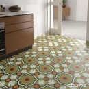 Patchworkowa płytka Equipe Rivoli Monaco Verde 20x20 wyłożona na podłodze kuchnie, jej brązowe elementy łączą się z brązowymi meblami kuchennymi