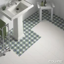 Podłoga łazienkowa wyłożona gresowymi płytkami w stylu patchworkowym Equipe Rivoli Gigi 20x20, umywalka wolnostojąca, chromowane baterie