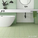 Zielona płytka gresowa, patchworkowa Equipe Rivoli Naples 20x20 wyłożona na podłodze łazienki, długi kamienny blat połączony z umywalką, czarna armatura łazienkowa, półokrągła  wanna wolnostojąca
