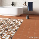 Łazienka wyłożonymi na podłodze płytkami Equipe Rivoli Turin 20x20, wanna wolnostojąca, czarna bateria wannowo wolnostojąca