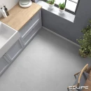 Podłoga łazienki wyłożona płytkami Equipe Coimbra Oxford Grey 17,5x20, drewniany blat, umywalka nablatowa, szara szafki