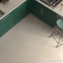 Podłoga kuchni wyłożona płytkami Equipe Coimbra Taupe 17,5x20, zielone, kontrastujące meble kuchenne, jasne blaty
