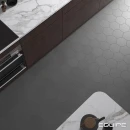 Kuchnia wyłożona płytkami Equipe Coimbra Black 17,5x20, drewniane meble kuchenne, marmurowe blaty