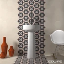 Łazienka z płytkami Equipe Coimbra Aveiro 17,5x20 wyklejonymi na podłodze i przechodzącymi na ścianę za wolnostojącą, ceramiczną umywalką z czarną wysoką baterią umywalkową