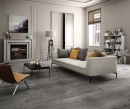 Elegancki salon w stylu glamour z jasną kanapą, kominkiem, ozdobną sztukaterią na ścianach oraz płytkami podłogowymi imitującymi marmur Leonardo Ceramica One CAR ON