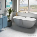 Łazienka z płytkami Equipe Porto Cross White 12x12 wyłożonymi na podłodze, geometryczny kształt płytki wymieszany z płytką Star tej samej serii producenta Equie, wanna wolnostojąca o owalnym kształcie, niebieska szafka z białą nablatową umywalką
