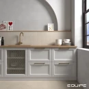 Płytka gresowa w geometrycznym kształcie Equipe Porto Cross Oxford Grey 12x12 wyłożona na półkolu ponad meblami kuchennymi, przechodzi w płytkę Star z tej samej serii producenta Equipe