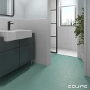 Płytka gresowa monokolor Equipe Porto Cross Jade 12x12 połączona z płytką Star tej samej serii producenta Equipe, wyłożona na podłodze łazienki w połączeniu z ciemną szafką łazienkową, białą umywalką wbudowaną w szafkę
