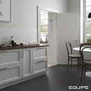 Kuchnia z płytkami Equipe Porto Cross Black 12x12 wyłożonymi na podłodze kontrastują z jasnymi meblami kuchennymi oraz okrągłym, ciemnym, drewnianym stołem