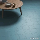 Płytka gresowa Equipe Porto Star Azure 16,8x16,8 połączona z płytką Cross tej samej serii producenta Equipe na podłodze salonu