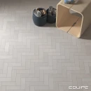 Rustykalna płytka gresowa cegiełka Equipe Fango Cenere 5x15 ułożona w jodełkę angielską na podłodze salonu