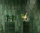 Półki z ozdobami i wazonami oraz płytki cegiełki w kolorze zielonym Tubądzin Masovia Verde A Gloss STR i Verde B Gloss STR i Verde C Gloss STR