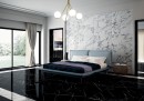 Sypialnia w stylu glamour z dużym łóżkiem, przesuwnymi oknami, ozdobną marmurową ścianą i listwami sufitowymi, złotą lampą wiszącą oraz czarnymi płytkami podłogowymi imitującymi marmur Alfalux Canova Bellagio