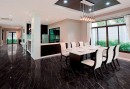 Kuchnia połączona z jadalnia, z dużym stołem, krzesłami i płytkami podłogowymi imitującymi marmur Alfalux Canova Varenna