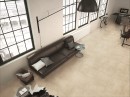Salon w stylu loftowym z czarną skórzaną kanapą, biurkiem i płytkami imitującymi beton w kolorze beżowym Alfalux Materika Beige