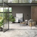 Nowoczesny salon z kanapą, dużymi oknami i płytkami podłogowymi imitującymi kamień Alfalux Stonequartz Bianco