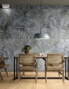 Ściana restauracji wyłożona płytkami dekoracyjnymi, wzór liści w zielonym kolorze Savoia Natura Felci Mix Verde 60x120, drewniane krzesła