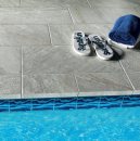 Płytka tarasowa gresowa, imitująca kamień, w naturalnym wykończeniu, powierzchnia grip/szorstka antypoślizgowa Alfalux Stonequartz Perla Grip