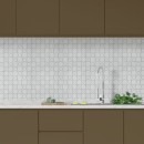 Rękaw kuchenny wyłożony gresową mozaiką Dunin House Loves Star and Cross White Matt 30,2x30,2, drewniane szafki kuchenne, biały marmurowy blat z wbudowanym zlewozmywakiem, chromowana wolnostojąca bateria kuchenna