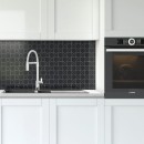 Rękaw kuchenny wyłożony mozaiką Dunin House Loves Star and Cross Black Matt 30,2x30,2, białe meble kuchenne, chromowana wysoka bateria kuchenna z wyciąganą wylewką