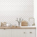 Dwukolorowa mozaika gresowa Dunin House Loves Star and Cross White Mix Matt 30,2x30,2 wyłożona na ścianie kuchni, komponując się z drewnianym blatem kuchennym, białymi szafkami kuchennymi oraz chromowaną baterią kuchenną