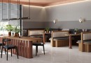 Wnętrze restauracji z drewnianymi podłużnymi stolikami, marmurową podłogą oraz szarymi płytkami na ścianie Alfalux Vibes Dream