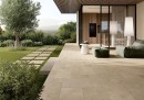 Płytka gresowa imitująca kamień Fioranese Autentica Beige Naturale 30,2x60,4 AU362R wyłożona na tarasie domu z przeszkloną ścianą