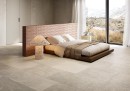 Sypialnie z płytkami Fioranese Autentica Light Grey Naturale 30,2x60,4 AU363R imitującymi kamień, wyklejonymi na podłodze