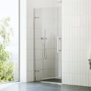 Wnęka łazienkowa z białymi płytkami ściennymi, z szarymi płytkami podłogowymi oraz drzwiami prysznicowymi 80x195 cm, Ravak Cool! COSD1-80 X0VV40A00Z1, z przezroczystym szkłem oraz chromowymi profilami