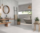 Łazienka z wanną wolnostojącą, drewnianym blatem i półką, jasną podłogą Colorker Solange White oraz płytkami na ścianie Colorker Solange White Decor i w kształcie heksagonu imitującymi kamień Colorker Hexa Solange White
