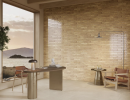 Wnętrze nowoczesnego biura z dużym oknem, betonową podłogą i płytkami na ścianie - beżowymi cegiełkami Paradyż Ceramika Monpelli Beige Mix