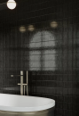 Nowoczesna łazienka ze srebrną wanną, srebrną baterią oraz czarną mozaiką na ścianie Paradyż Ceramika Monpelli Black Murano
