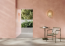 Wnętrze z jasną, beżową podłogą, wyjściem na ogród oraz płytkami na ścianie mitująca beton, w kolorze pomarańczowym, w matowym wykończeniu Paradyż Ceramika Architeq Terra Mat