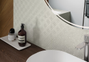 Łazienka z płytką na ścianie z ozdobnym wzorem, imitującą beton Paradyż Ceramika Bergdust White Decor Mat