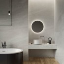 Łazienka z białą umywalką nablatową, wanną wolnostojącą, czarną baterią, podświetlanym lustrem, drewnianą podłogą oraz szarymi, matowymi płytkami imitującymi kamień Flaviker Rockin' Grey Naturale