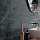 Łazienka z płytkami ściennymi w kolorze grafitowym, imitujące kamień Flaviker Blue Savoy Graphite Tex