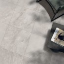 Beżowe płytki podłogowe imitujące kamień Flaviker Blue Savoy Moon