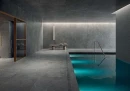 Kryty basen wyłożony płytkami Italgraniti Limestone Dark 60x120 na ścianie dodatkowo płytki Italgraniti Limestone Dark Riga 60x120 imitujące kamień