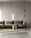 Salon z brązową kanapą, stolikami kawowymi, nowoczesną lampą i szarymi płytkami imitującymi kamień na ścianie Fondovalle Alpine Light Grey Vein Matt oraz na podłodze Fondovalle Alpine Light Grey Cross Matt