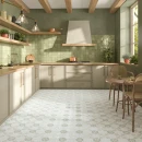 Rustykalna kuchnia w odcieniach zieleni oraz beżu. Na podłodze położone płytki producenta Peronda/Harmony Llevante Taupe Garden LT 22,3x22,3