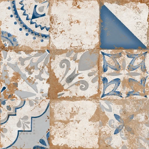 Patchworkowa, rustykalna płytka podłogowa Hiszpańskiego producenta El Molino Memory Azul Mat Rect. 58x58  pokazująca postarzany patchwork w niebieskim kolorze i beżowym tłem