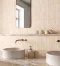 Płytka dekoracyjna ścienna Gayafores Deco Biscuit Cream 32x62,5 wyłożona na ścianie łązienkim kamienna umywalki nablatowe postawione na podwieszanym marmurowym blacie, podtynkowe baterie umywalkowe