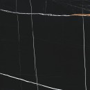 Płytka gresowa, w kolorze czarnym z żyłami, w naturalnym wykończeniu, imitująca marmur Mirage Jewels Moonless Naturale JW17 60x60 TV42