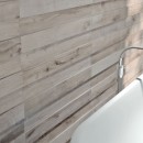 Szare płytki drewnopodobne na ścianie w łazience Flaviker Dakota Grigio Naturale
