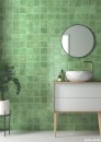 Hiszpańska zielona płytka ceramiczna w połysku Equipe Menorca Lakde 10x10 na ścianie łazienki w połączeniu ze złotą wysoką baterią umywalkową, marmurową umywalką nablatową